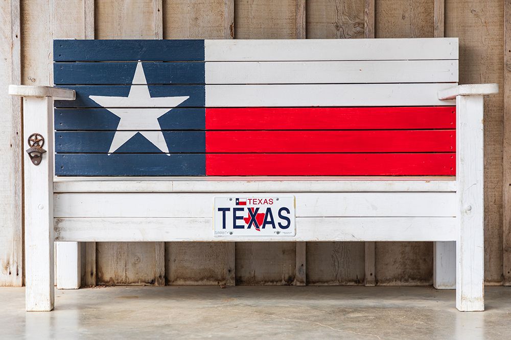 Luckenbach-Texas-USA-Bench painted like the Texas flag
